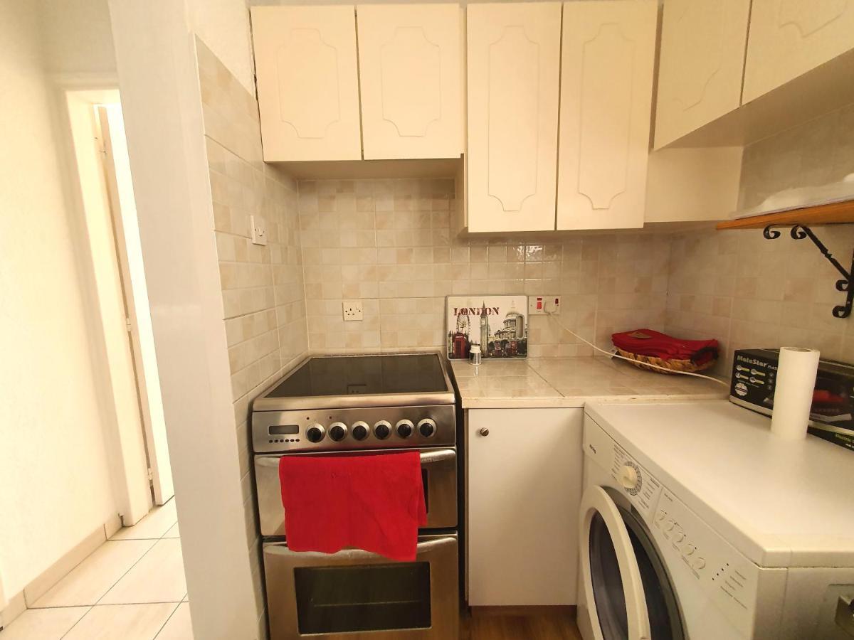 Poseidon 51 - Beachfront Two Bedroom Apartment Πάφος Εξωτερικό φωτογραφία