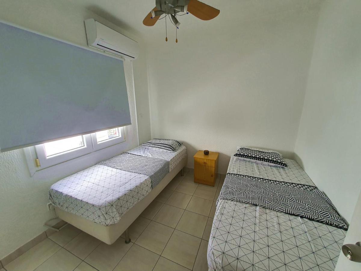 Poseidon 51 - Beachfront Two Bedroom Apartment Πάφος Εξωτερικό φωτογραφία